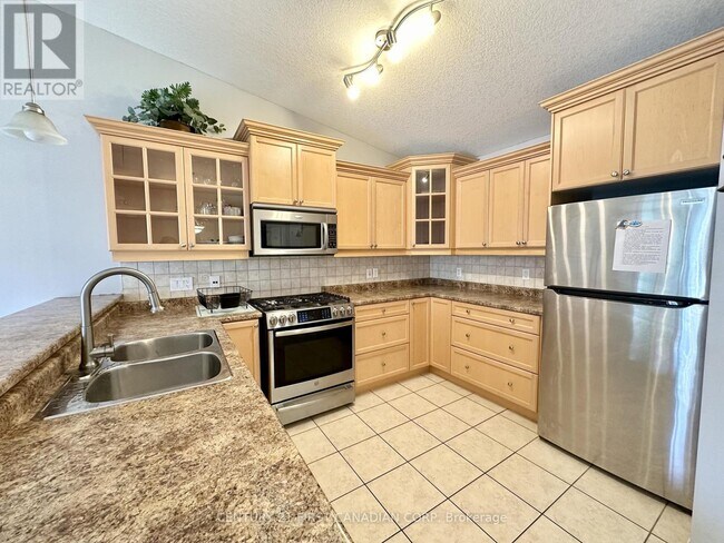 Photo - 943 Whetherfield St