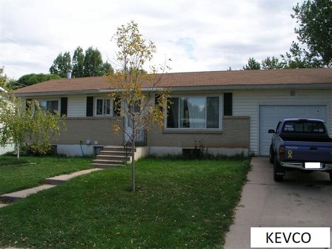 Building Photo - Spacious Home in Campus West!