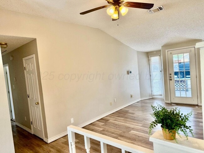 Photo - 1547 Smiley St