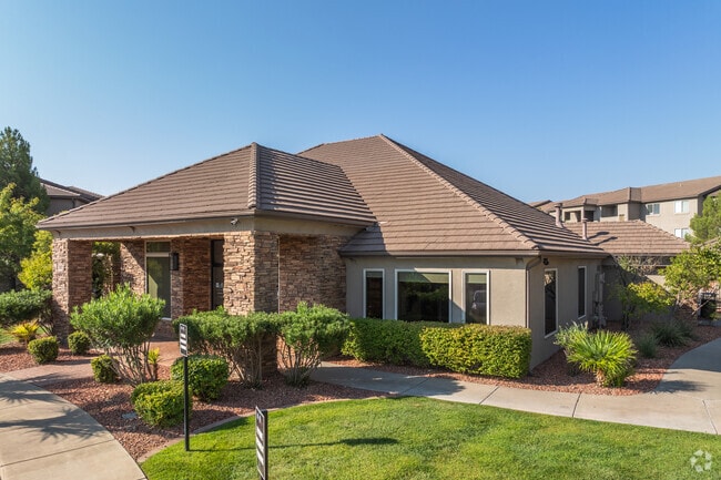 Club House & Leasing Office