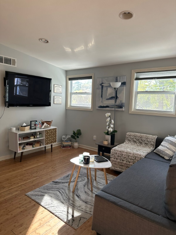 Photo - 417 Princeton Way NE