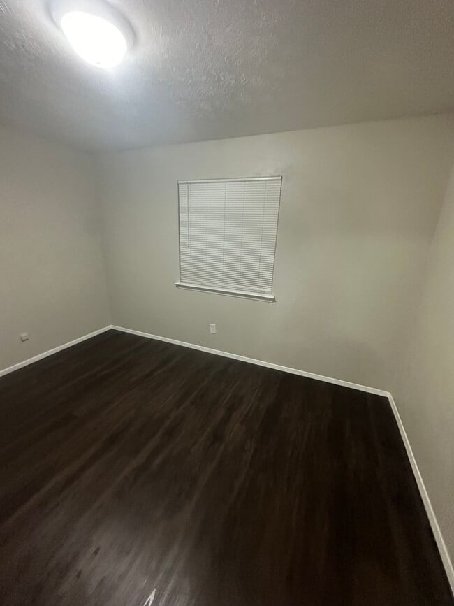 Photo - 667 Edgeglen Dr