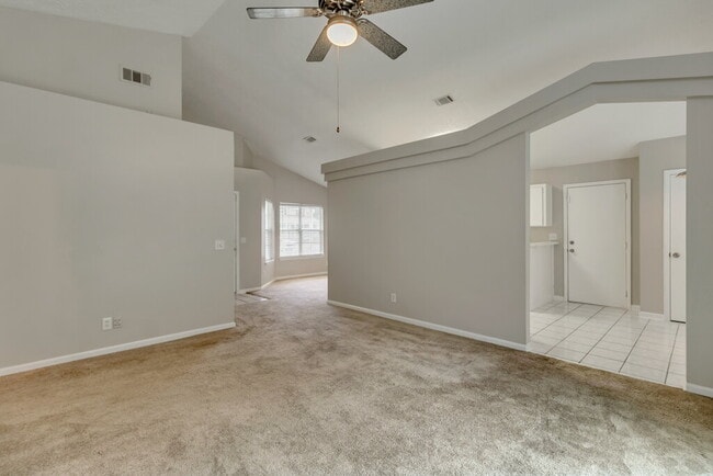 Photo - Great looking home in Richmond Hill