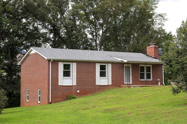 Building Photo - Move-in Ready One Level Home Walkable to C...