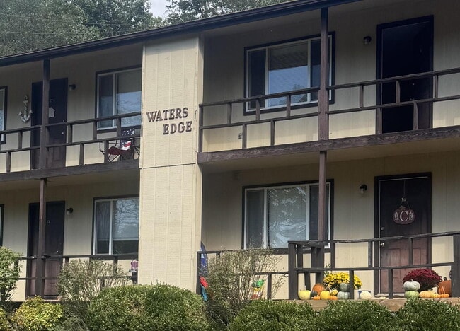 Building Photo - Welcome to your new home near the heart of... Unit 18