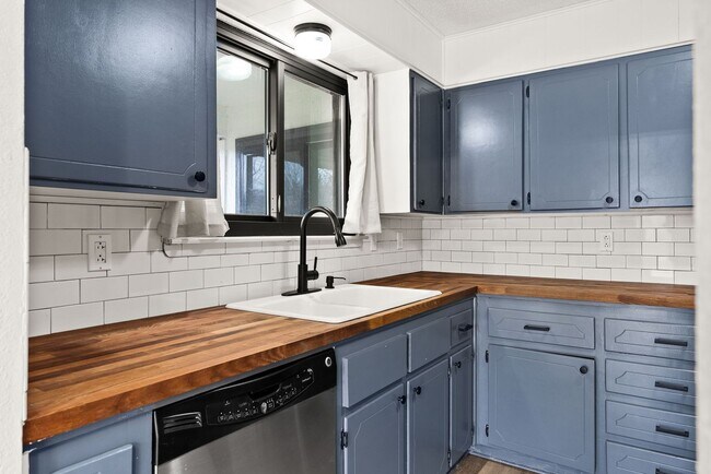 Photo - 2606 Lake Rd