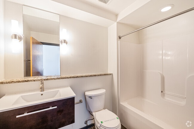 2BR, 2BA - 872SF - Primary Bathroom