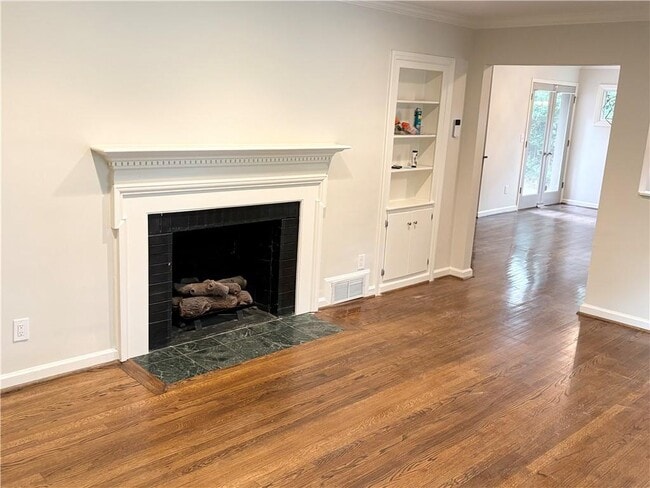 Photo - 654 Upton Rd NW