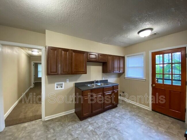 Photo - 3577 Bowen Ave