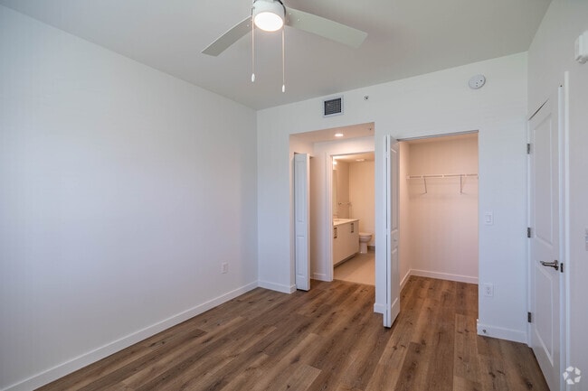 2BR, 2BA - 910SF - Primary Bedroom
