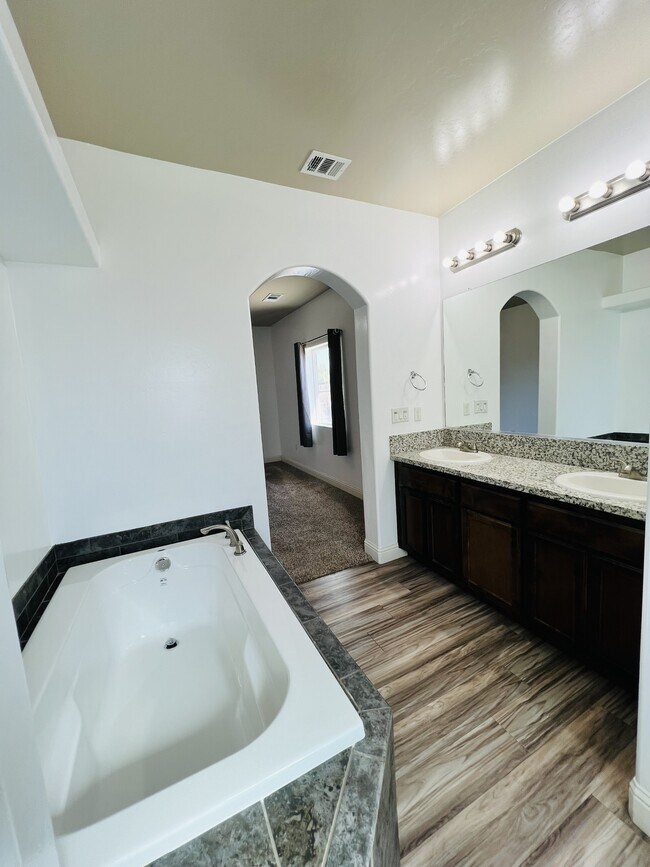 Photo - 986 Valencia Dr