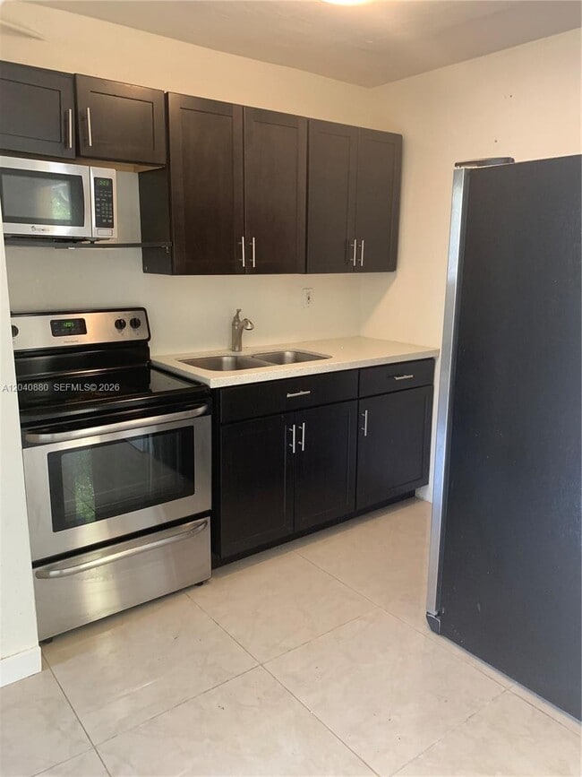 Building Photo - 2715 Tigertail Ave Unit 109