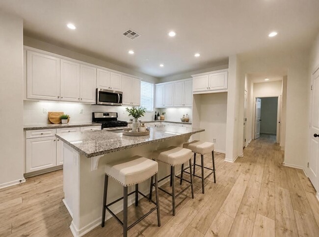 2772 E Kennedy Privado