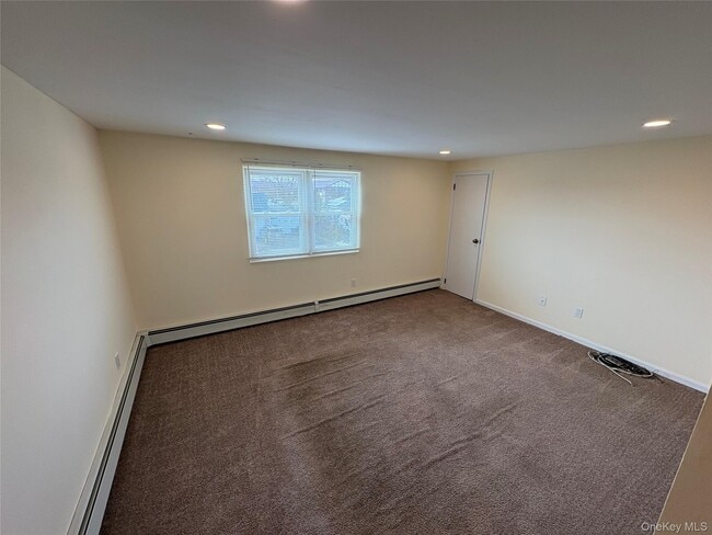 Building Photo - 385 West Dr