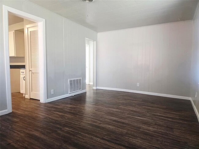Photo - 307 E Kittyhawk Dr