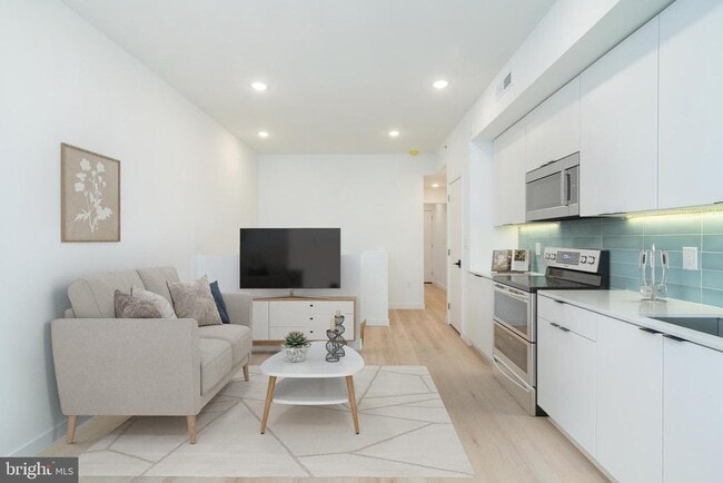 Building Photo - 2721 N Howard St Unit E