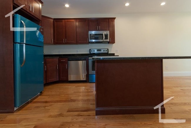 Building Photo - 79 Brighton Ave Unit 2