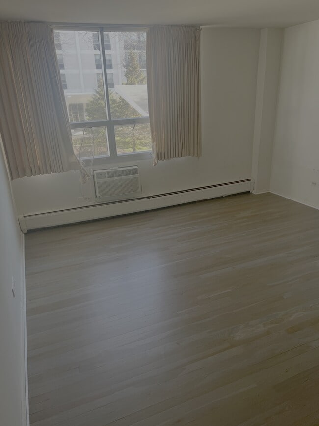 Building Photo - 9009 W Golf Rd Unit 2I