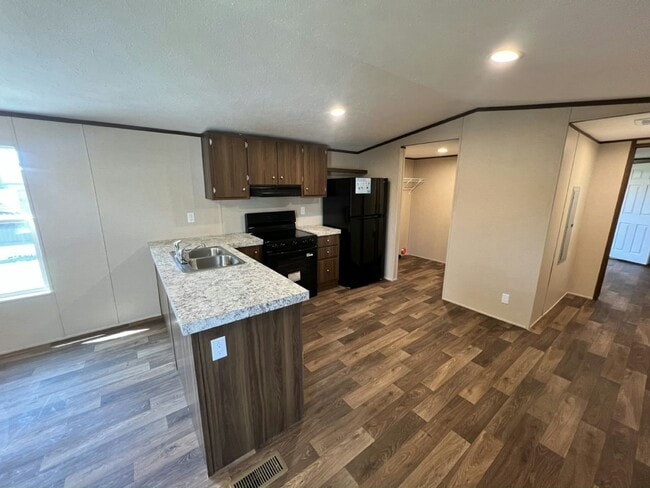 Photo - 33 Tower Manor Cir W