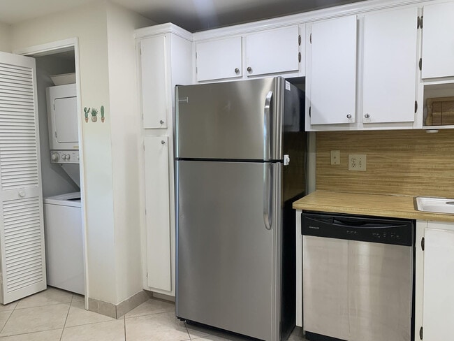 Building Photo - 3499 Oaks Way Unit 607