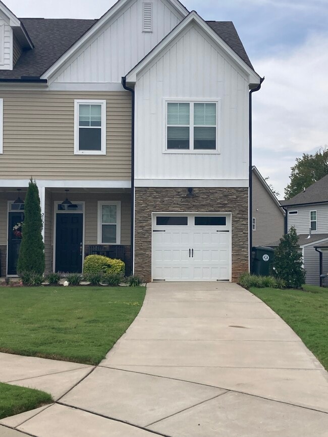 Building Photo - 212 Peach Orchard Ct Rental