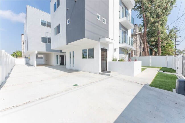 Building Photo - 6843 Haskell Ave Unit 2-2 Rental
