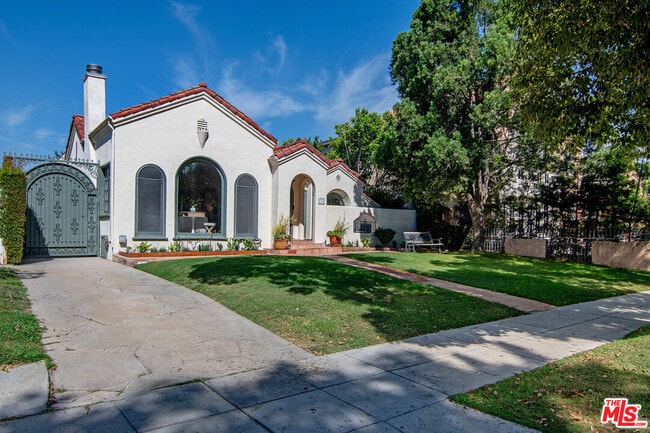 Building Photo - 121 S Poinsettia Pl