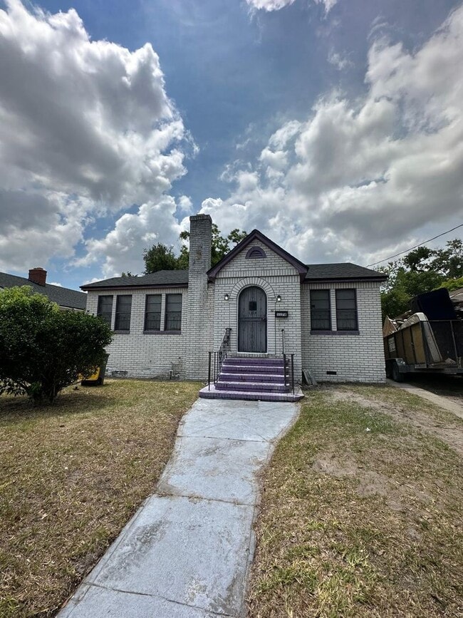Fully Renovated 3/2 Available for Immediat... - Fully Renovated 3/2 Available for Immediat... House