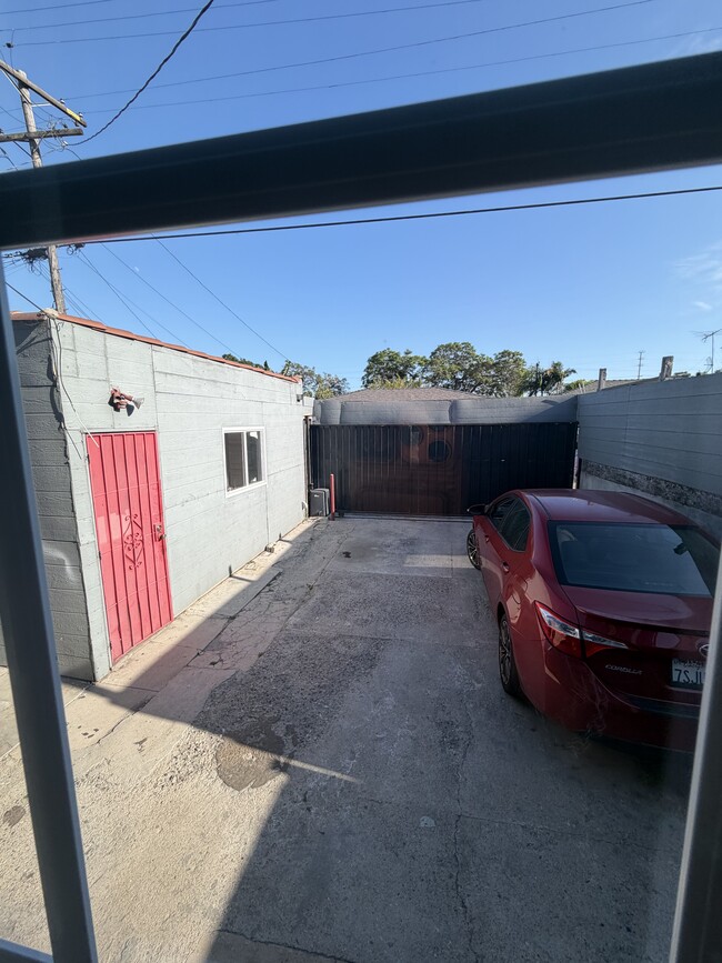 Photo - 1114 W 57th St