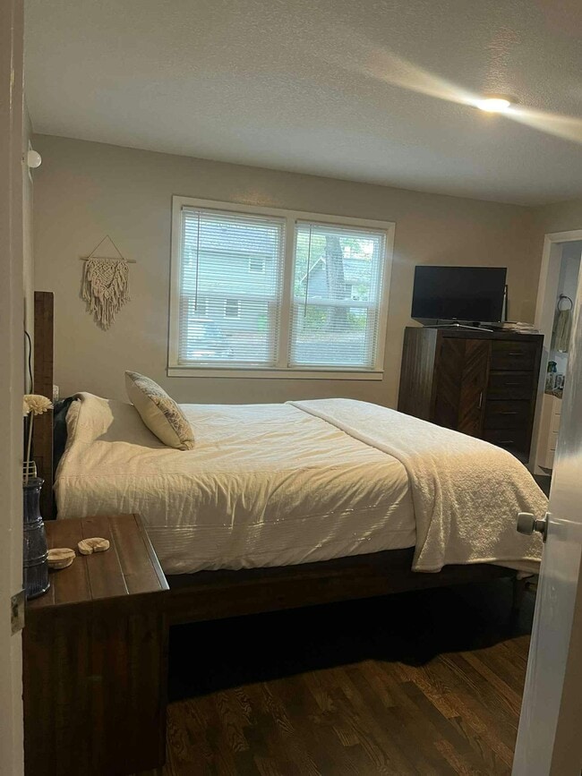 Photo - 916 Grove St