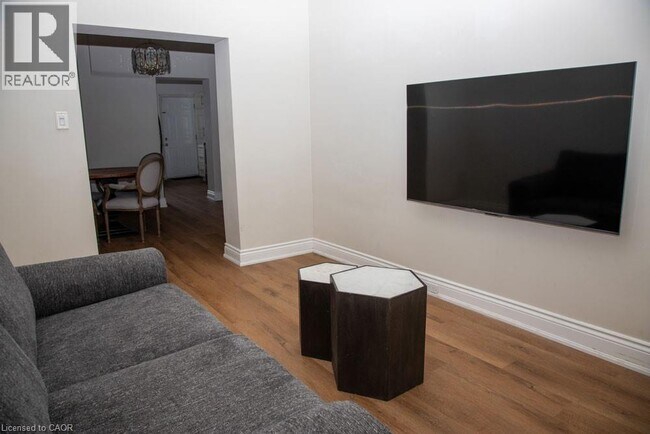 Photo - 116 Bay St N