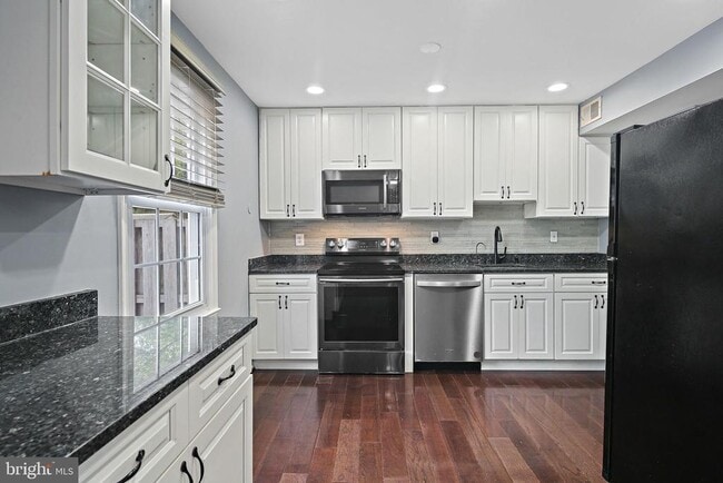 Building Photo - 18 Chantilly Ct