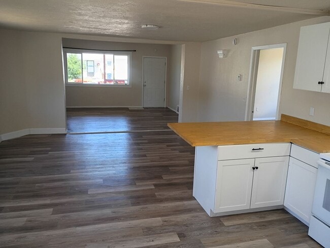 Building Photo - NE Spokane 2 bedroom apartment (Fresh paint and flooring) Unit A
