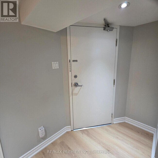 Photo - 1487 King St W