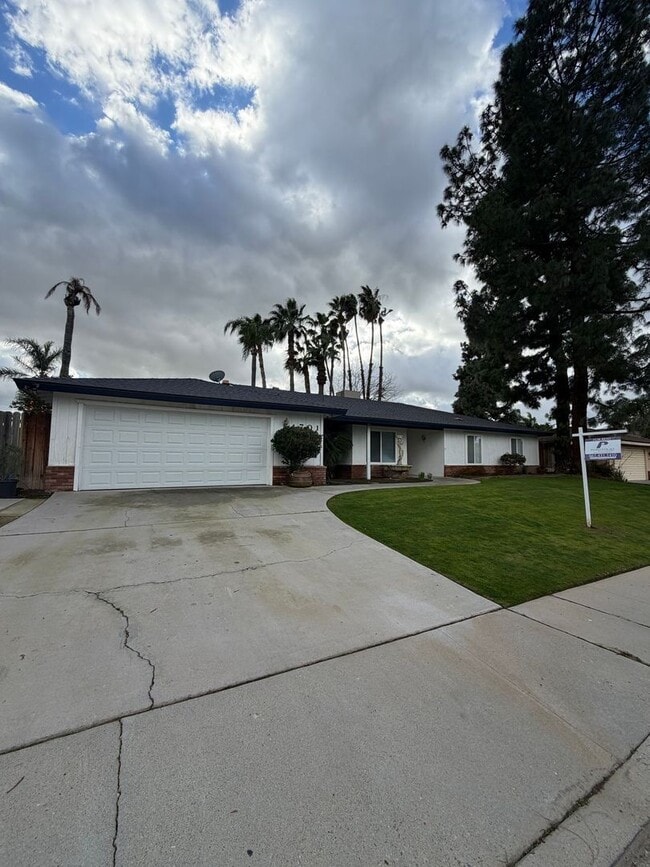 Building Photo - Beautiful 4 Bedroom House in NW Bakersfield with Pool!