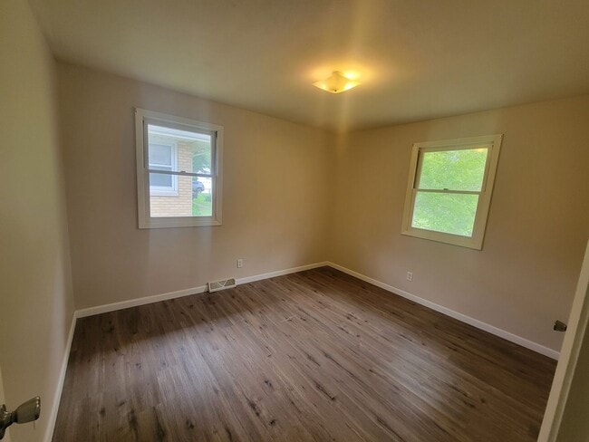 Photo - 3 +bedrooms /2 bath + Attached 2-car Garage Home -Available Now in Peoria!