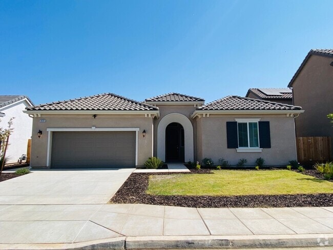 Building Photo - $2,495 Leonard & Ashlan, 3 Bedroom Home - ...