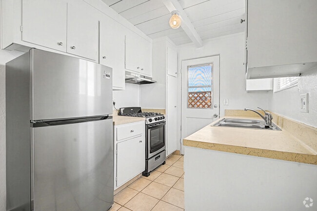 1BR, 1BA - 425SF - Kitchen