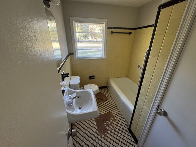 Photo - G Gaston Family Trust Unit 417 Robinhood Rd