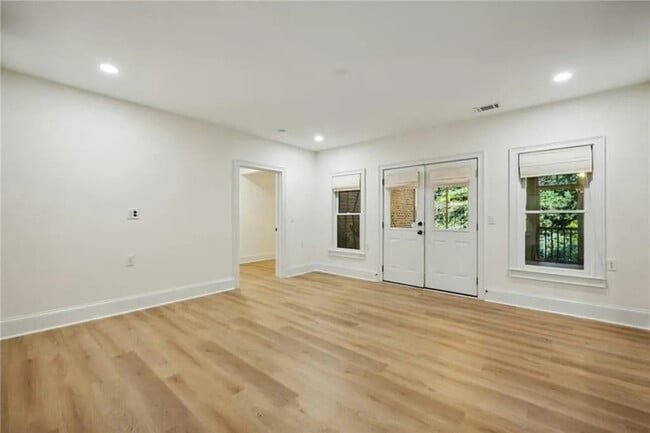 Photo - 2262 Meadowvale Dr NE