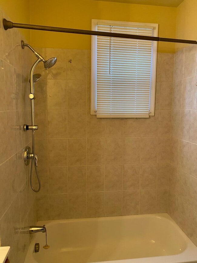 Building Photo - Spacious Rooms! Hardwood Flooring Througho...