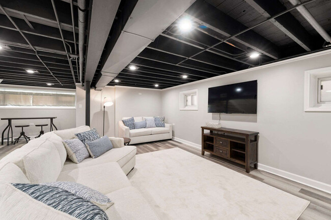Building Photo - 5641 W 64th St Rental