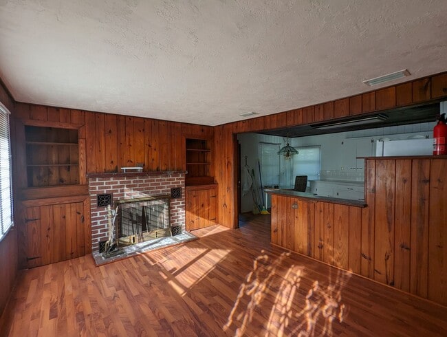 Building Photo - Lovely 2/1 home with beautiful natural woo...