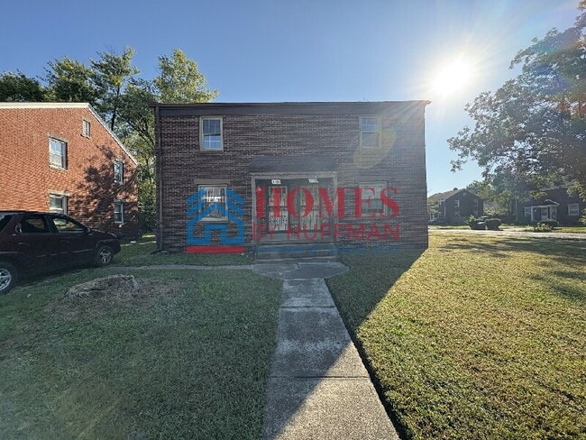 Building Photo - Two Bedroom Townhome | Fenced in Back Yard