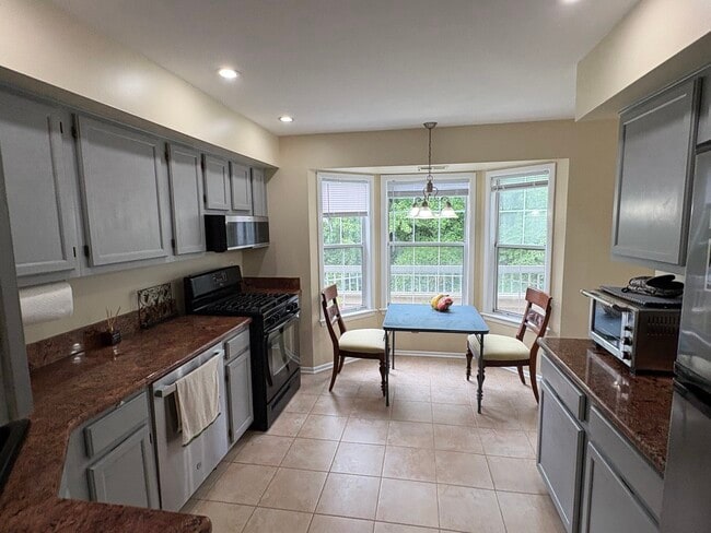 Eat-in Kitchen - 113 Cascade Ct Unit 6
