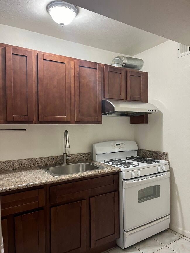 Building Photo - 16 Victoria St Unit House