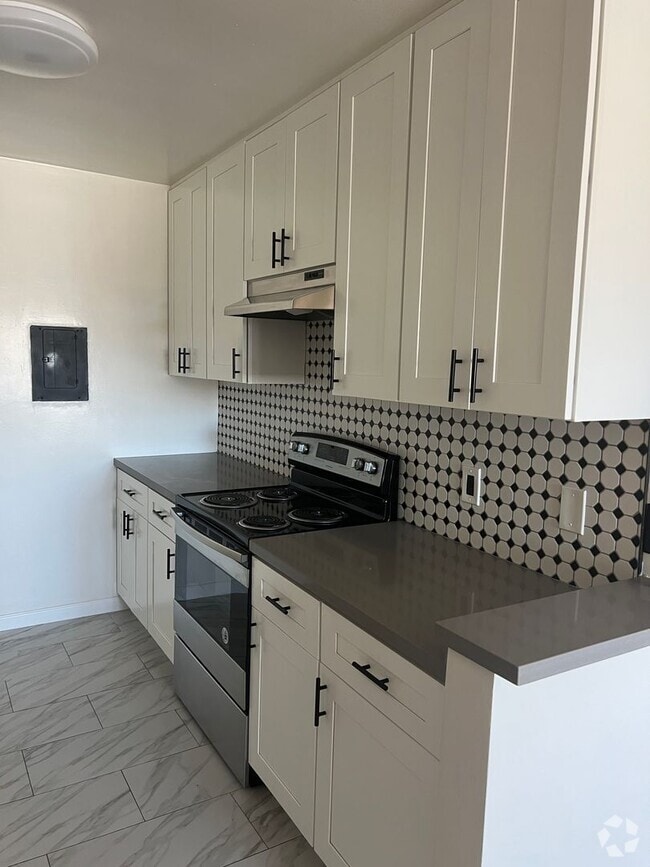 Building Photo - 1 Month Free! Modern 1-Bedroom Apartment i... Unit 16