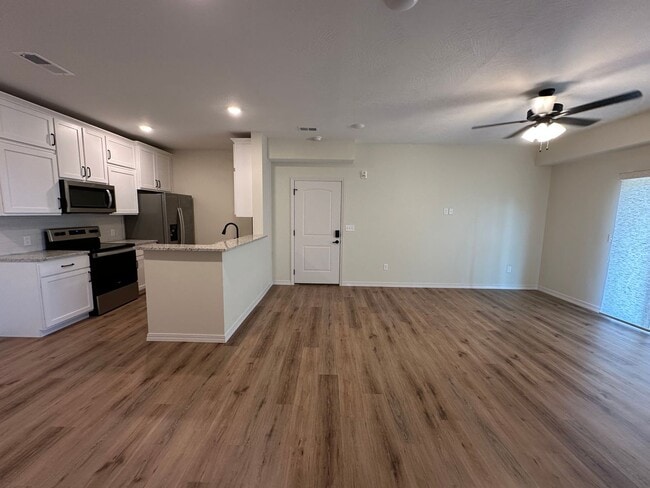Building Photo - Golf Quarters - GQ 302 Unit GQ 302