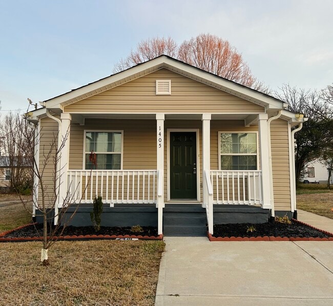 Building Photo - 1405 Leonard Ave