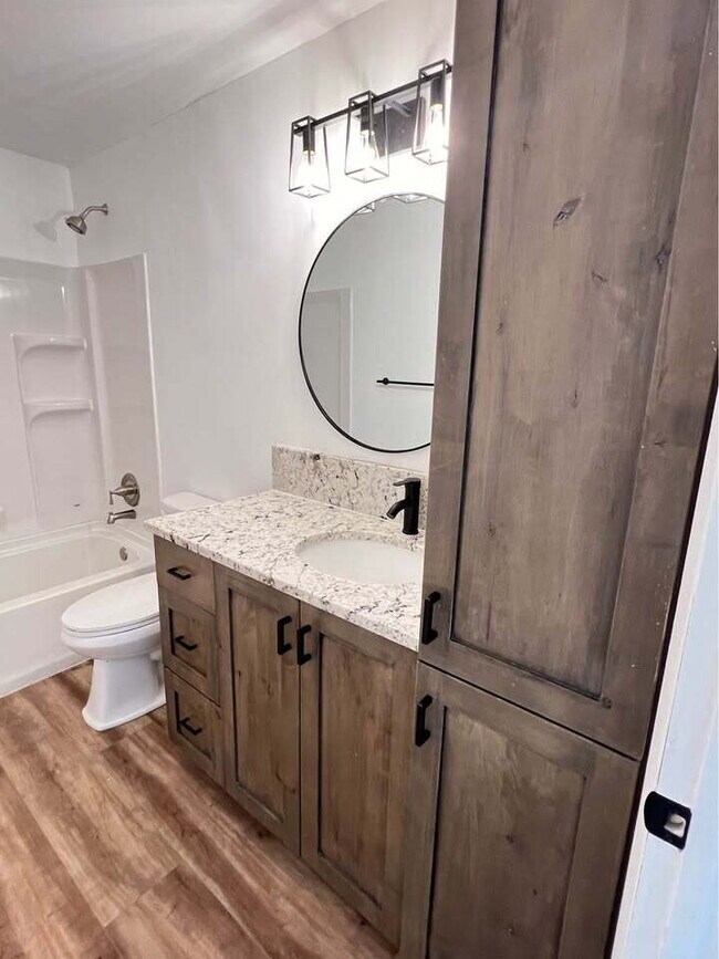 "Private Room with a shared bathroom (1 other room) locate in the Heart of Washington, UT!"